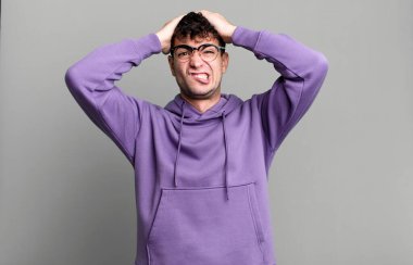 Adam hayal kırıklığına uğramış ve sinirlenmiş, başarısızlıktan bıkmış, sıkıcı işlerden bıkmış.