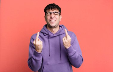 Adam kışkırtıcı, agresif ve müstehcen hissediyor. İsyankar bir tavırla orta parmağını sallıyor.