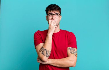 Şaşırmış, gergin, endişeli ya da korkmuş bir bakışla, kopya boşluğuna doğru bakıyor.