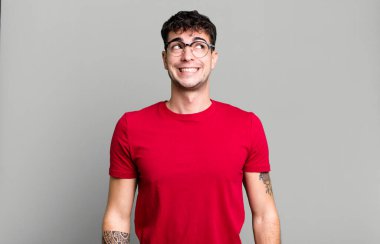 Endişeli, stresli, endişeli ve korkmuş, panikleyen ve dişlerini sıkan