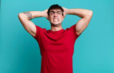 Stresli, endişeli, endişeli ya da korkmuş hissediyorum, ellerim başımda, yanlışlıkla panikliyorum.