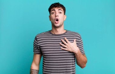 Şok olmuş, şaşırmış ve şaşırmış hissediyorum, ellerim göğsümde ve ağzım açık, kim olduğumu söylüyorum, ben?