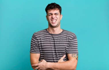 Endişeli, hasta, hasta ve mutsuz hissediyorum. Ağrılı bir mide ağrısı ya da grip.