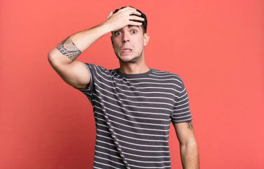 Unutulmuş bir süre için paniklemek, stresli hissetmek, bir pisliği örtbas etmek ya da hata yapmak.