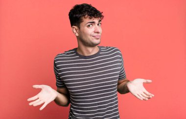 Aptal ve kafası karışık hissediyorum, hiçbir fikrim yok, aptal ya da aptal bir bakışla kafam karıştı.