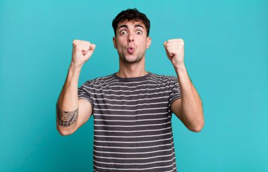 Kazanan gibi inanılmaz bir başarıyı kutluyoruz. Heyecanlı ve mutlu görünüyor.!