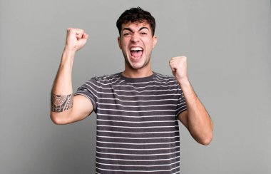 Zaferle bağırmak, heyecanlı, mutlu ve şaşırmış gibi görünmek, kutlama yapmak,