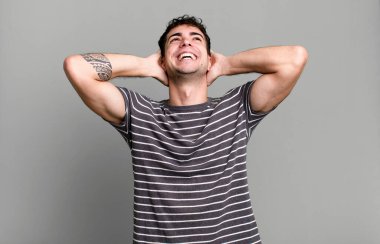 Gülümseyen ve rahat hisseden, mutlu ve kaygısız, olumlu ve rahatlatıcı