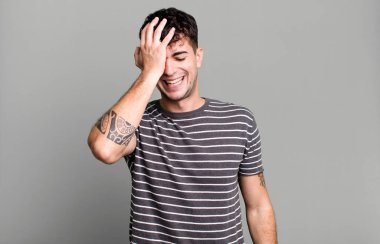 Gülüyor ve alnına şaplak atıyormuş gibi. Unuttum ya da aptalca bir hataydı. 