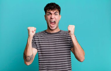 Mutlu, şaşkın ve gururlu hissediyorum, bağırıyorum ve başarıyı büyük bir gülümsemeyle kutluyorum.