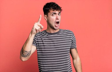 Kızgın ve agresif bir ifadeyle kameraya çevrilmiş kızgın, çılgın bir patrona benziyor.