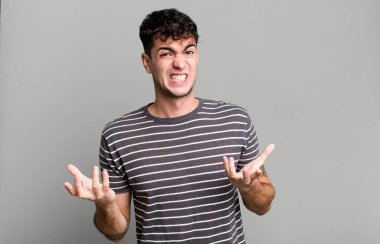 Aptal ve kafası karışık hissediyorum, hangi seçeneği seçeceğimden emin değilim, merak ediyorum.