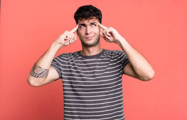 Bir fikir üzerinde yoğunlaşmak ve kafa yormak, bir meydan okumaya veya soruna bir çözüm hayal etmek.