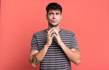 İnsanlar entrika çeviriyor, komplo kuruyor, sinsi hileler ve hileler düşünüyor, kurnazlık ve ihanet