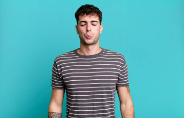 Aptal görünüşlü, komik, şaşı bakışlı, şakacı ve şakacı bir adam.