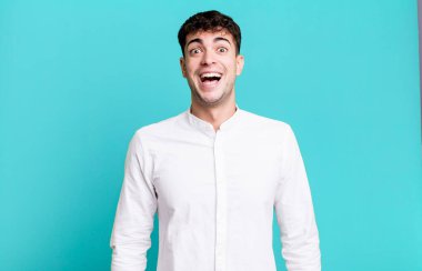 Adam mutlu ve hoş bir şekilde şaşırmış görünüyor. Büyülenmiş ve şok olmuş bir ifadeyle heyecanlanıyor.