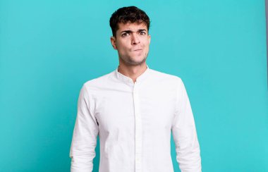 İnsan kendini şaşkın ve şüpheli hisseder, merak eder ya da karar vermeye çalışır.