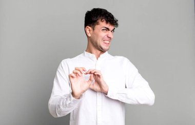 Adam tiksinti ve mide bulantısı hissediyor, iğrenç, kokan ya da kokan bir şeyden uzak duruyor, iğrenç diyor.