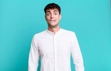 İnsan kendini cahil, kafası karışmış ve hangi seçeneği seçeceği konusunda kararsız hisseder, sorunu çözmeye çalışır.