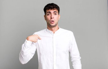 Kafası karışmış, kafası karışmış ve güvensiz hisseden bir adam, kendini merak edip, kim olduğunu soruyor, ben mi??