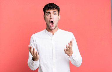 Adam son derece şaşkın ve şaşırmış, endişeli ve panik içinde, stresli ve dehşete düşmüş bir bakışla