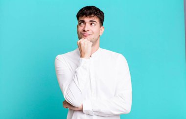 İnsan düşünceli hisseder, merak eder ya da hayal kurar, hayal kurar ve uzayı kopyalamak için yukarı bakar.