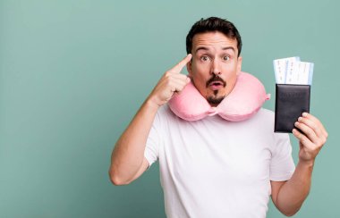 Yetişkin bir adam şaşırmış görünüyor, yeni bir düşünceyi, fikri ya da konsepti fark ediyor. uçuş yolcu kavramı