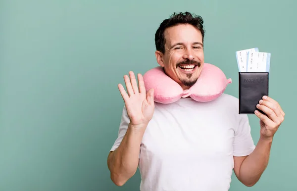 Homem Adulto Sorrindo Feliz Acenando Mão Acolhendo Cumprimentando Você Conceito — Fotografia de Stock