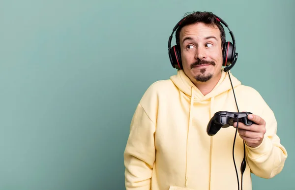 Adult Man Shrugging Feeling Confused Uncertain Headset Control Gamer Concept — Foto Stock