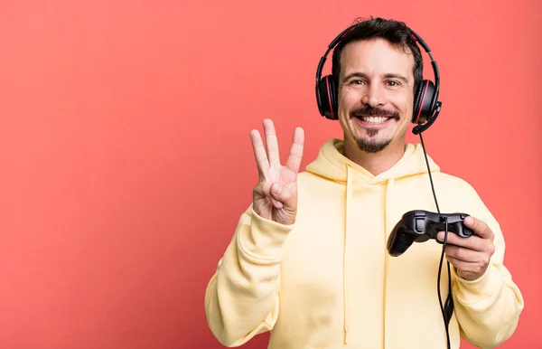 Adult Man Smiling Looking Friendly Showing Number Three Headset Control — Foto Stock
