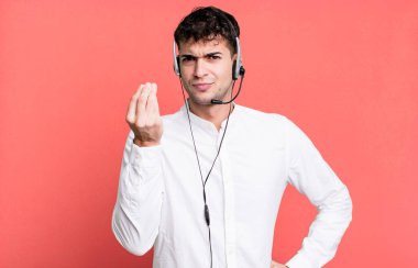 Yetişkin bir adam sana kulaklıkla ödemeni söyleyerek kapiş ya da para hareketi yapıyor. tele pazarlamacı konsepti