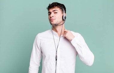 Yetişkin adam kibirli, başarılı, pozitif ve kulaklıkla gururlu görünüyor. tele pazarlamacı konsepti