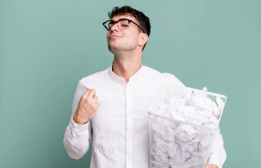 Yetişkin adam kibirli, başarılı, pozitif ve gururlu görünüyor. Kağıt topları hata