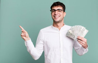 Yetişkin bir adam heyecanlı ve şaşırmış görünüyor. Dolar banknotları konsepti