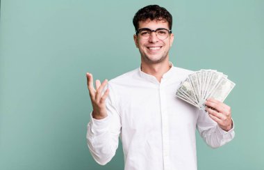 Yetişkin bir adam kendini mutlu hisseder, bir çözüm ya da fikir bulduğunda şaşırır. Dolar banknotları konsepti