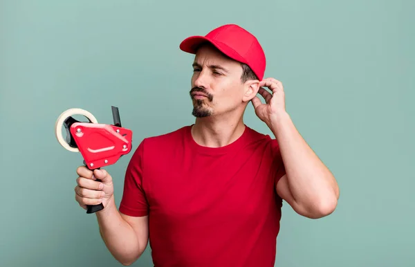 Adult Man Smiling Happily Daydreaming Doubting Deliveryman Packer Concept — Stockfoto