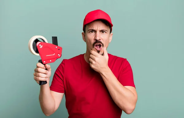 Adult Man Mouth Eyes Wide Open Hand Chin Deliveryman Packer — Stockfoto