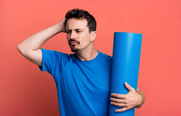 Homme Adulte Sentant Perplexe Confus Tête Grattée Concept Fitness Yoga — Photo