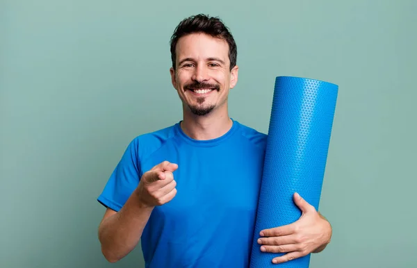 Adulte Homme Pointant Vers Caméra Vous Choisissant Concept Fitness Yoga — Photo