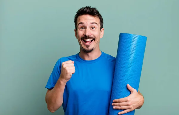 Homme Adulte Sentant Choqué Rire Célébrer Succès Concept Fitness Yoga — Photo