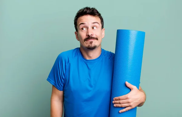 Homme Adulte Haussant Les Épaules Sentant Confus Incertain Concept Fitness — Photo