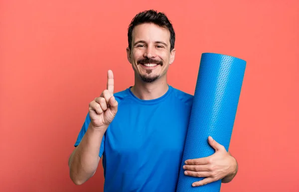 Homme Adulte Souriant Regardant Amical Montrant Numéro Concept Fitness Yoga — Photo