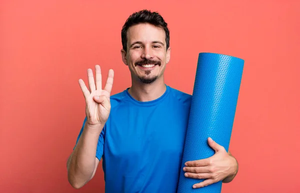 Volwassen Man Glimlachend Vriendelijk Toont Nummer Vier Fitness Yoga Concept — Stockfoto