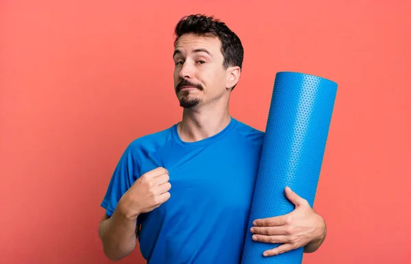 Volwassen Man Die Arrogant Succesvol Positief Trots Uitziet Fitness Yoga — Stockfoto
