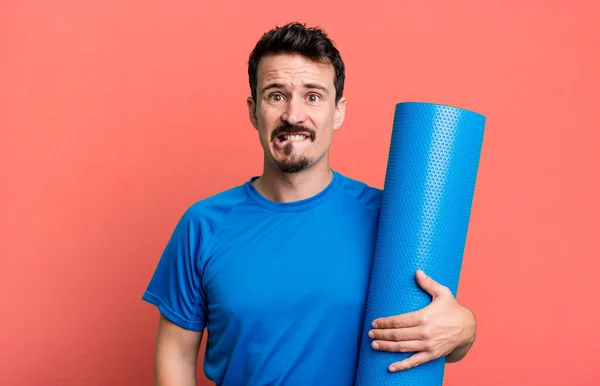 Homme Adulte Regardant Perplexe Confus Concept Fitness Yoga — Photo