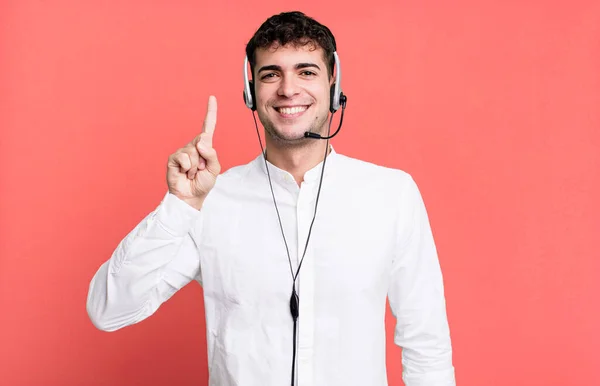 Volwassen Man Glimlachend Vriendelijk Toont Nummer Een Met Headset Telemarketer — Stockfoto