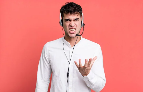 Yetişkin Bir Adam Sinirli Sinirli Kulaklıklardan Bıkmış Görünüyor Tele Pazarlamacı — Stok fotoğraf