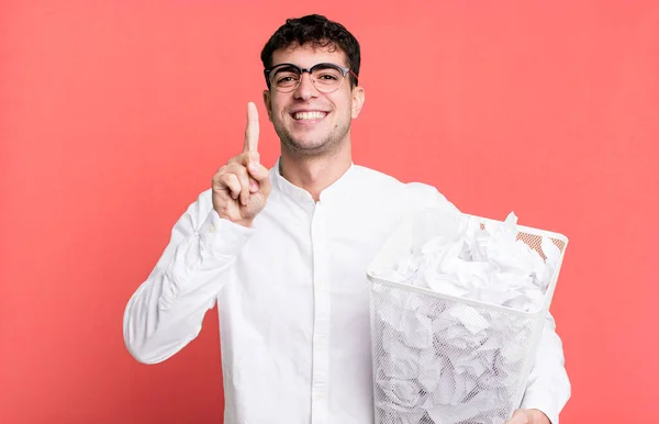 Dospělý Muž Hrdě Sebevědomě Usmívá Papírové Kuličky Chyby Koš — Stock fotografie