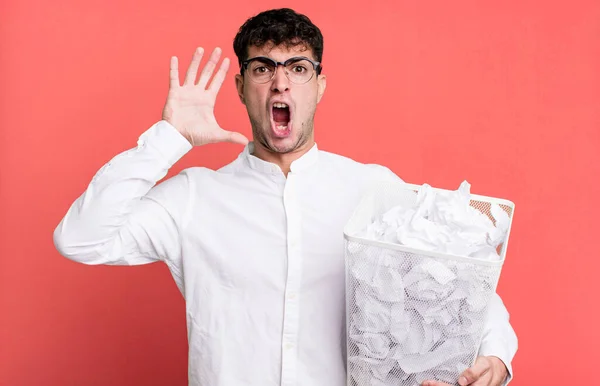 Homem Adulto Gritar Com Mãos Bolas Papel Erros Lixo — Fotografia de Stock