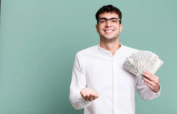Yetişkin Bir Adam Dostça Gülümseyip Bir Konsept Sunuyor Dolar Banknotları — Stok fotoğraf